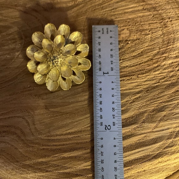 Vintage Dubarry  Scarf Clip Flower Gold Tone Metal  Stamped Dubarry FA - Picture 2 of 8